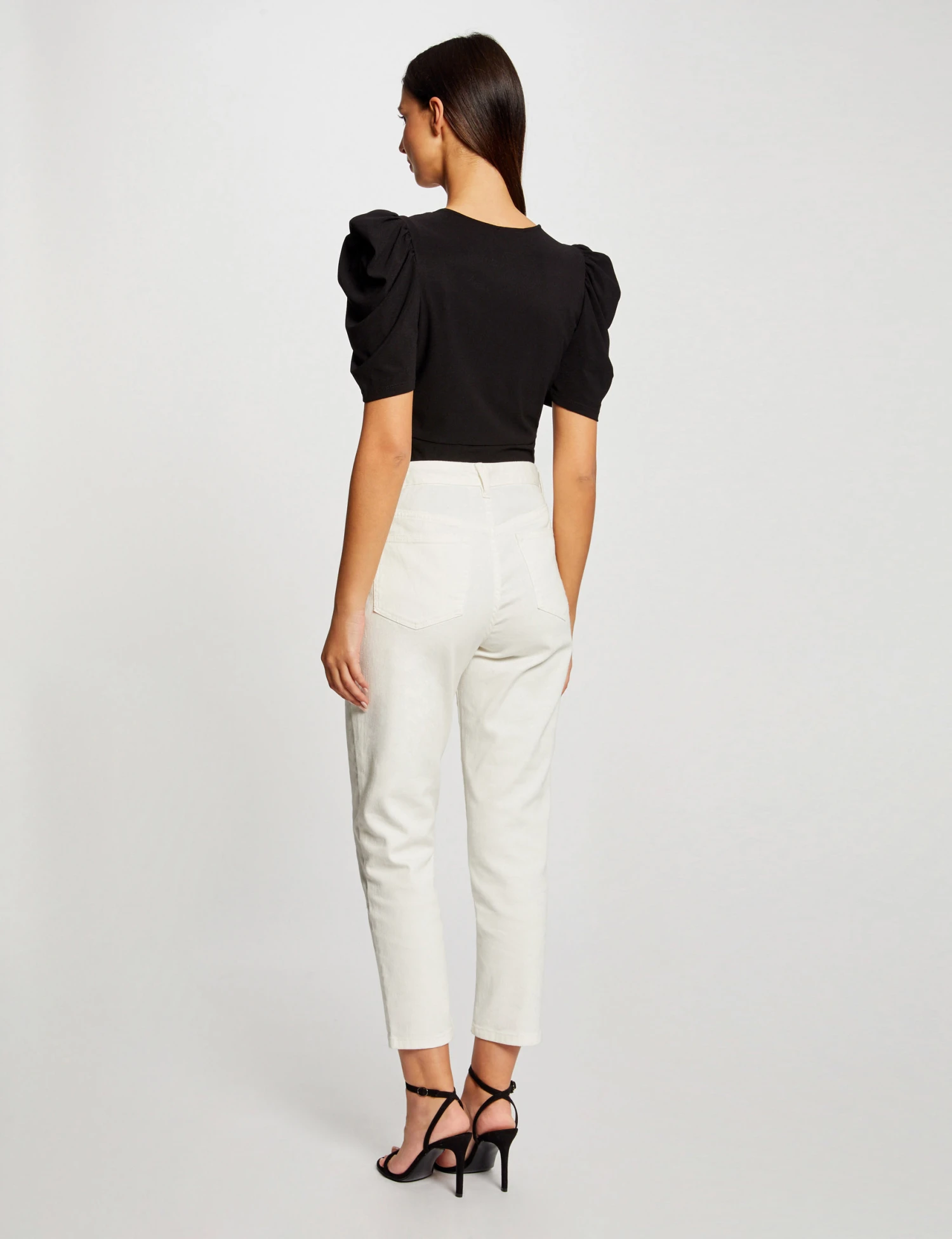 T-shirt Manches Courtes à Détail Bijou Noir Femme – Image 2