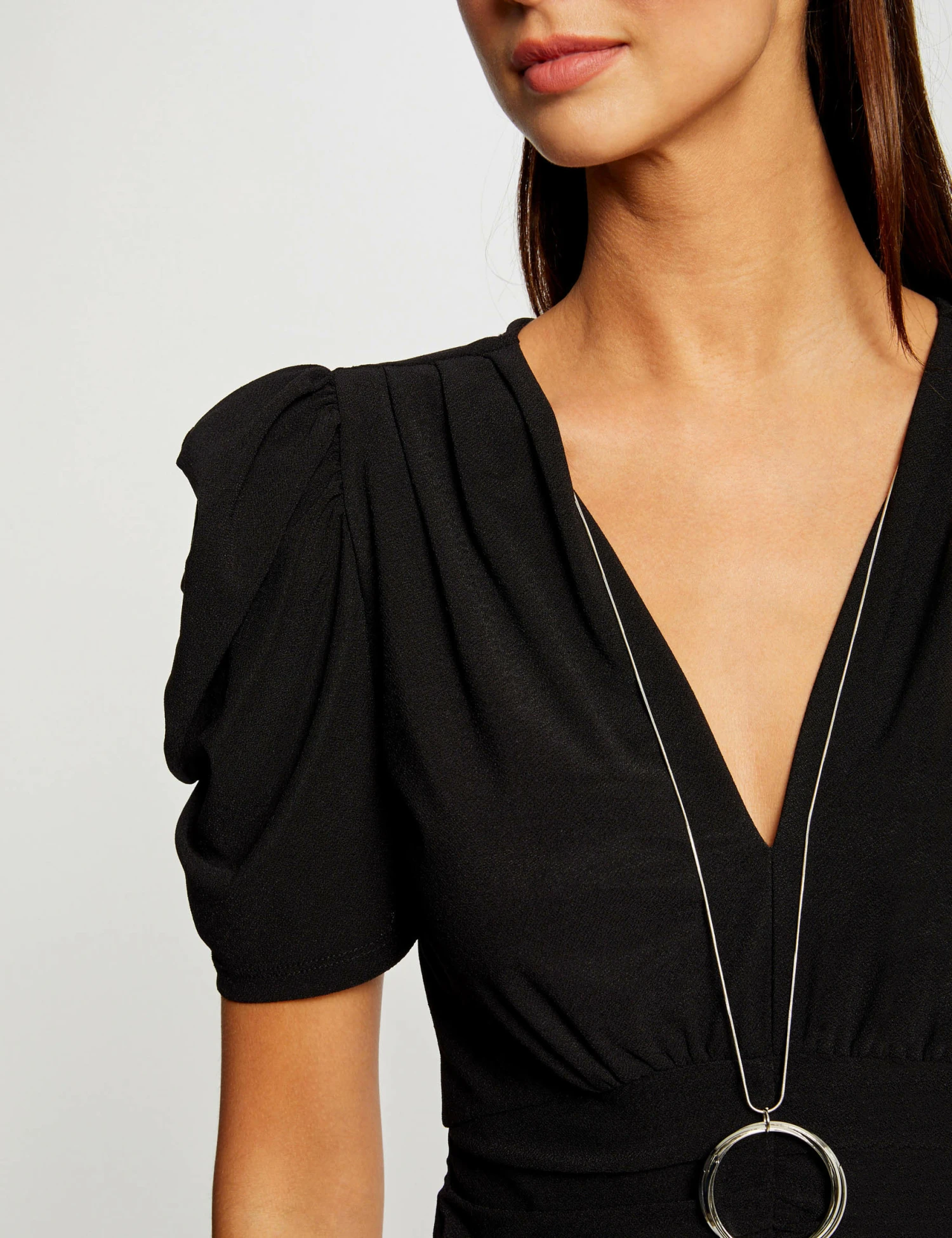 T-shirt Manches Courtes à Détail Bijou Noir Femme – Image 5